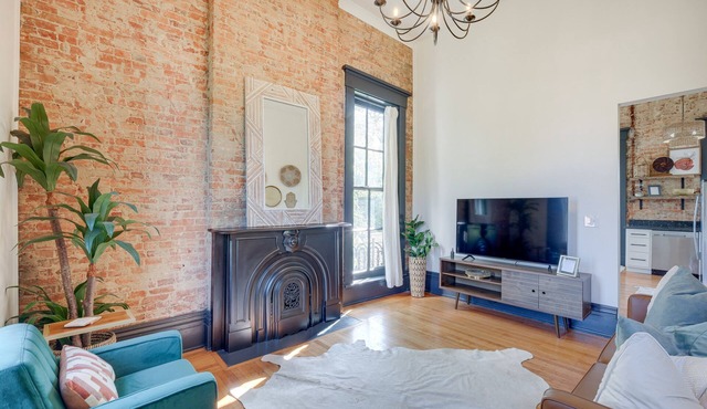 Chic & Historic Apartment ~ 6 Mi to Louisville!