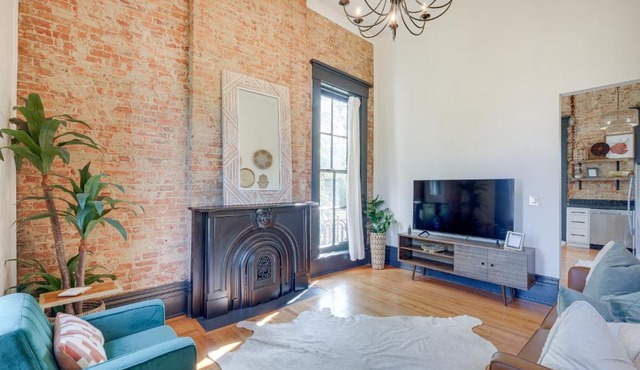 Chic & Historic Apartment ~ 6 Mi to Louisville!
