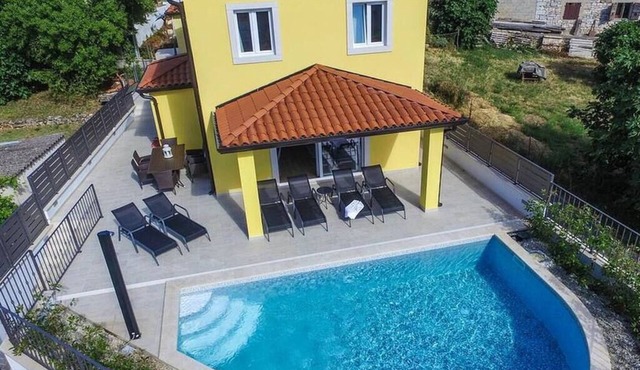 Chic holiday home with pool , 2 km from the sea