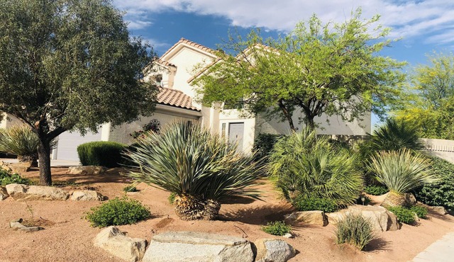 Chic home, king retreat w/spa en-suite, game room, huge yard, 8 mi to strip!