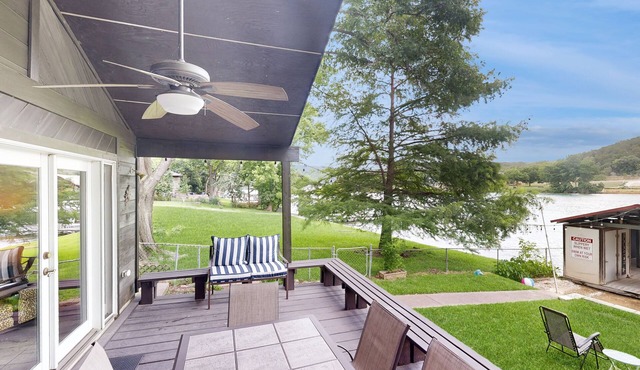 Chic home on Lake Austin with dock, lovely deck, vibrant interior & views