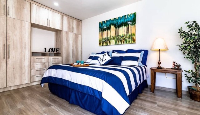 Chic Home, Security, King Bed, Wheelchair Access, WiFi, Hot tub