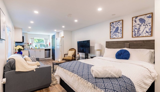 Chic Hotel-Style Retreat by Toronto Premium Outlets