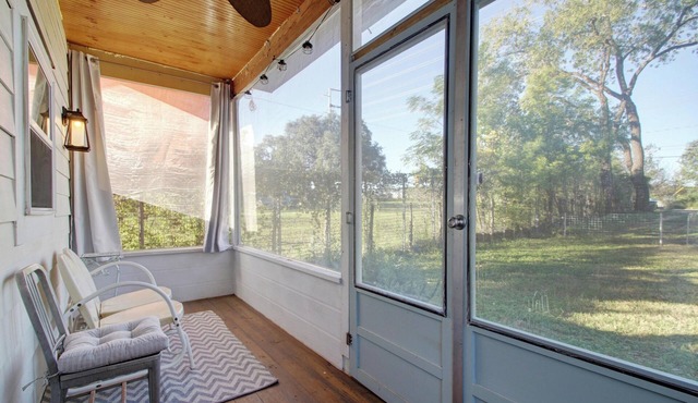 Chic house for two, convenient to airport and downtown.