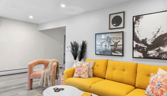 Chic House w/King Bed, Walk To Dining & Starbucks