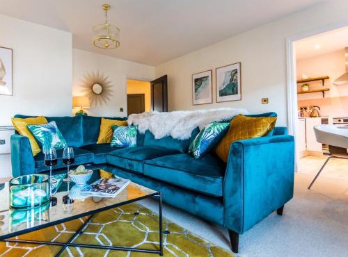 Chic, immaculate Warwick apartment sleeps 4,2 bathrooms, free private parking, easy walk to Warwick, canal-side pub on doorstep - perfect for breaks, the races or long work stays