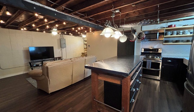 Chic Industrial Home - Pets Welcomed!