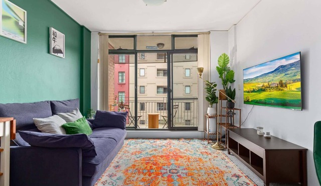 Chic Inner-City 1 Bedroom with Private Balcony