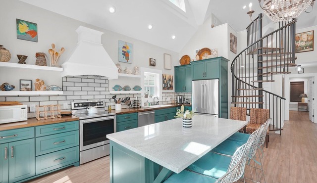 Chic Isle of Hope Coastal Cottage Near Marsh by Lucky Savannah
