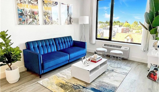 Chic King 1BR w/Pool + Gym Near NYC & MetLife