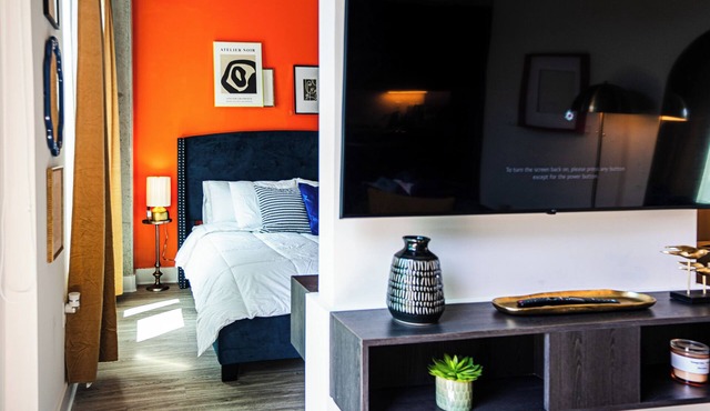 Chic King Balcony Studio in Channelside with Pool and FREE Parking