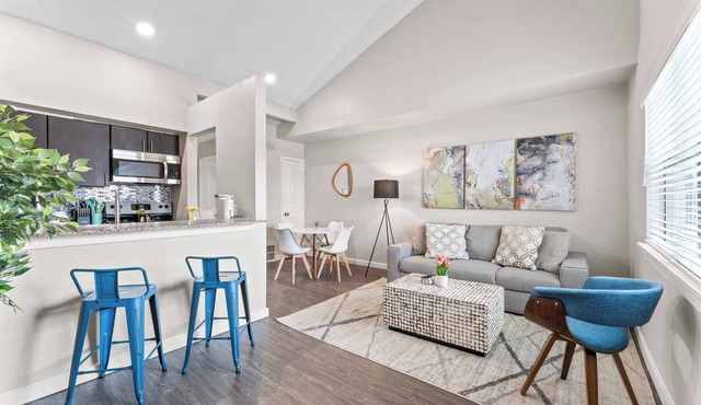 Chic King Bed 1BR Suite, 5 Min to DT w/pool