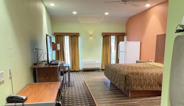 Chic King Room w/Free Parking Near Tour 18 Golf – Affordable & Comfortable