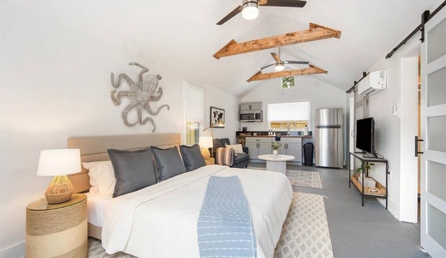 Chic King Studio Near Anna Maria Island Parking & Beach Gear