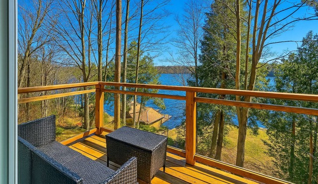 Chic Lakefront Summer Escape n