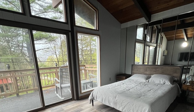 Chic Lake House on the Hill Sleeps 10, 4 bedrooms, 2 bathrooms Pet friendly!