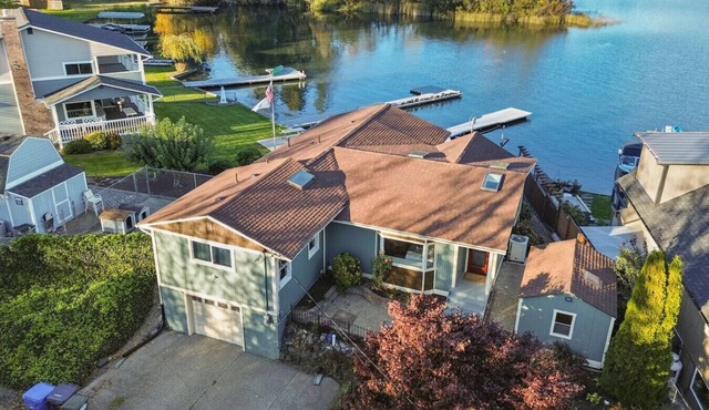 Chic Lakefront 2BR/2BA Upper Unit | BBQ Deck