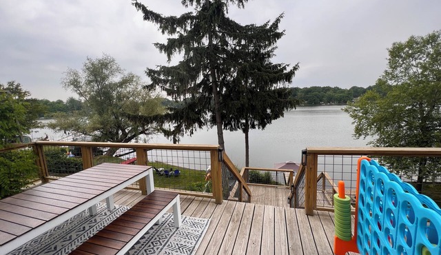Chic Lakefront Cottage near Ann Arbor