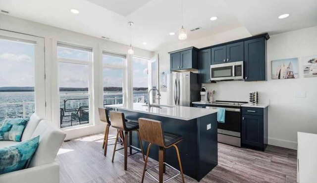 Chic Lakefront Getaway W/Hot tub + Kayaks!