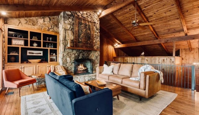 Chic Lakefront Home｜6 bdrm/4bath & Private Dock!