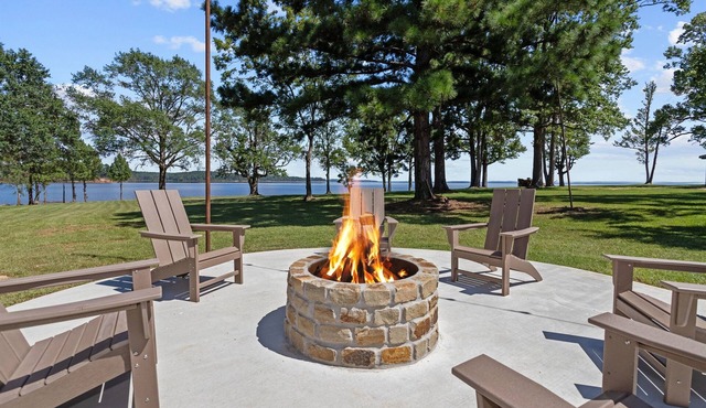 Chic Lakefront Home | Majestic Views | Cowboy Pool | Outdoor Cinema | Water Toys
