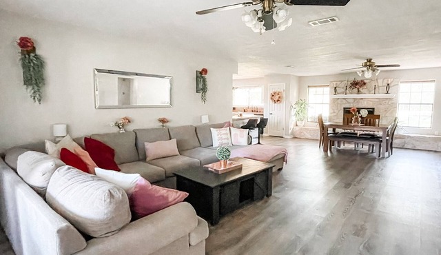 Chic Large Austin Home For Families & Groups - sleeps 9+ Game Room and on 1 acre