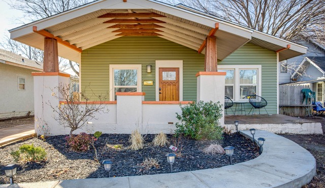Chic Lawton Home, 5 Mins to Fort Sill!