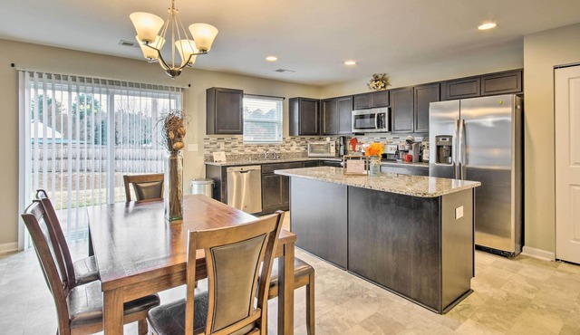 Chic Lexington Getaway w/ Community Pool!