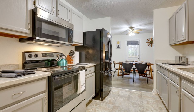 Chic Lexington Home w/ Deck ~ 5 Mi to Downtown!