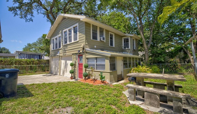 Chic Loft in Heart of Tampa - Modern 2-Bed Retreat w/Shared Yard