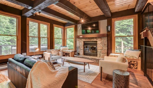 Chic log chalet with hot tub - Mont-Tremblant north side by Reserver.ca