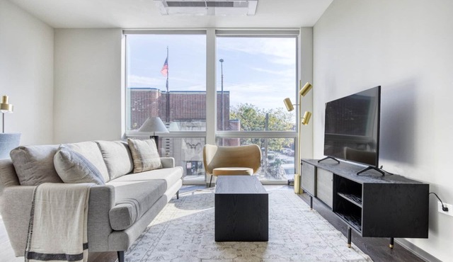 Chic Logan Square Studio w/Roof Deck & Gym, 1 block to L, by Blueground