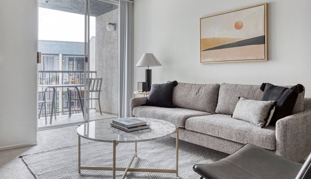 Chic Los Feliz 1BR w/ Gym, Lounge & Pool, near Observatory, by Blueground
