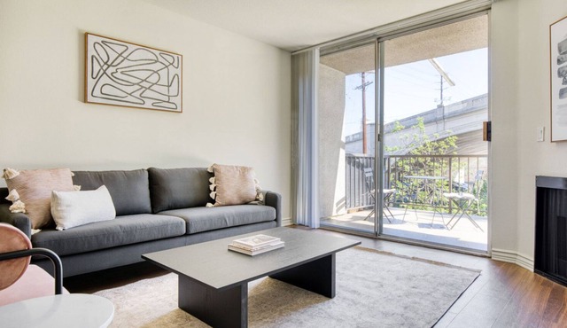 Chic Los Feliz 1BR w/ Pool, Gym & Lounge, near Observatory, by Blueground