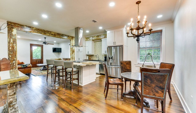 Chic Louisiana Retreat - Balcony & River Views!