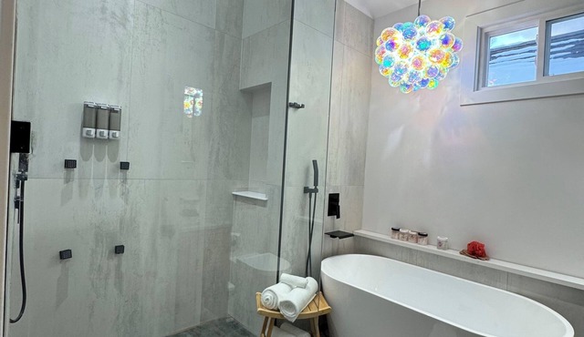 Chic Luxe Spa Retreat - Light Filled+King Bed+Garage