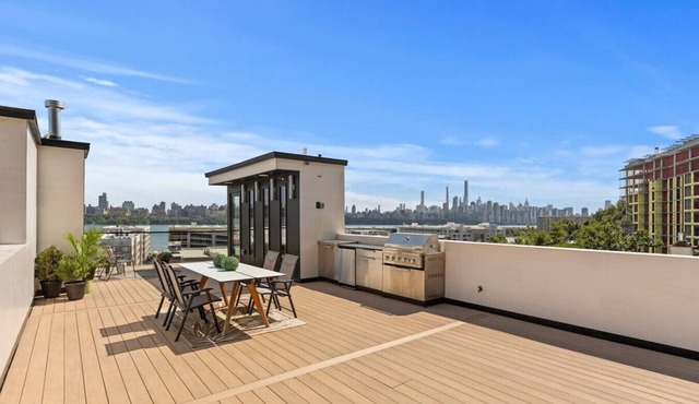 Chic Luxury: 4BR Townhome + Den + NYC Views