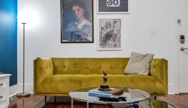 Chic Magazine St. Apt | King Bed, Balcony, Parking