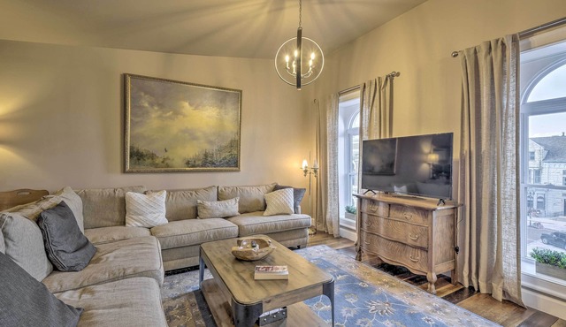 Chic Main Street Retreat < 7 Mi to KY Horse Park!