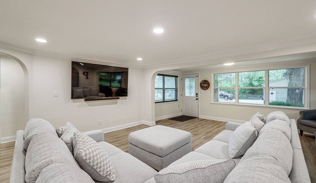 Chic Micanopy Getaway w/Pool & Pool Table!