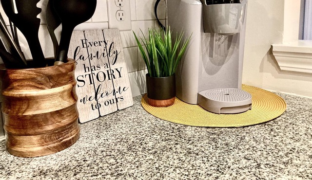 Chic Mid-Century Getaway ~ Queen Bed ~ Pool ~ Gym!