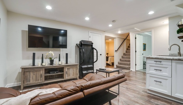 Chic Minneapolis Apt - 6 Blocks to Lake Nokomis!