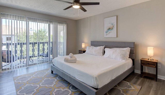 Chic, Modern 2B2B | King Beds, Fast WiFi, Gym,Pool