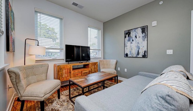 Chic Modern 2BR & 2BA Apartment by Stay Gia