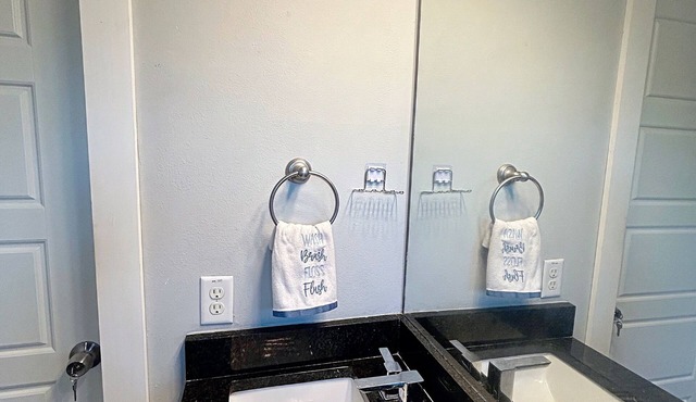 Chic Modern 3-bedroom Condo in Central Austin
