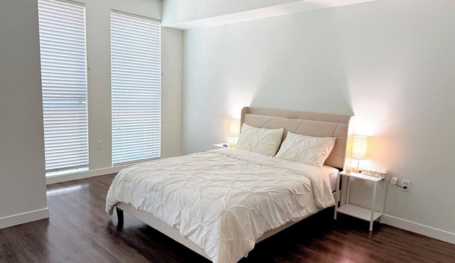 Chic modern apartment with AC, WiFi, fitness room in fabulous LA Koreatown