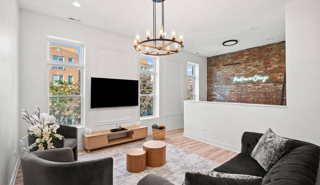 Chic Modern Loft near United Center, UIC/IMD & Downtown W/Parking