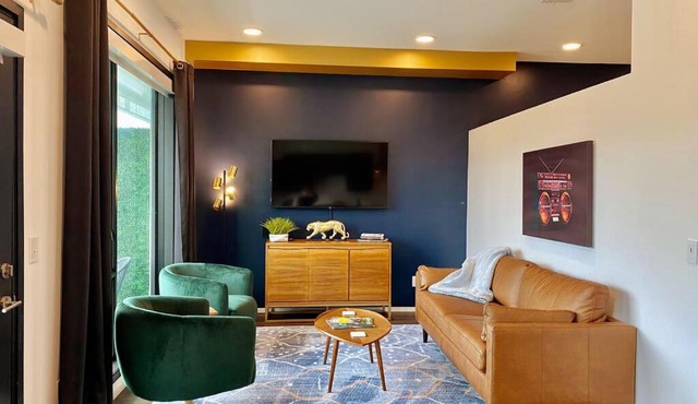 CHIC Modern Nashville Condo POOL, PATIO, PARKING