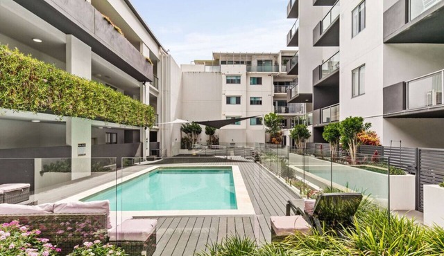 Chic Modern Retreat: 1BR Apt w/pool@Kelvin Grove