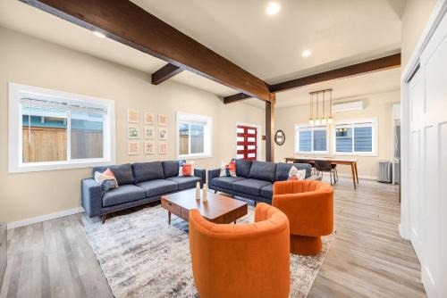 Chic & Modern Retreat - Prime Location - AC